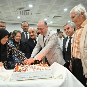 Valimiz Sayın Mehmet Fatih Serdengeçti, 1 Ekim Dünya Yaşlılar Günü vesilesiyle Kadirli Huzurevimizi ziyaret ederek ömürlerini ailelerine, memleketlerine ve milletimize adamış kıymetli büyüklerimizle bir araya geldi. - fotoğraf 1