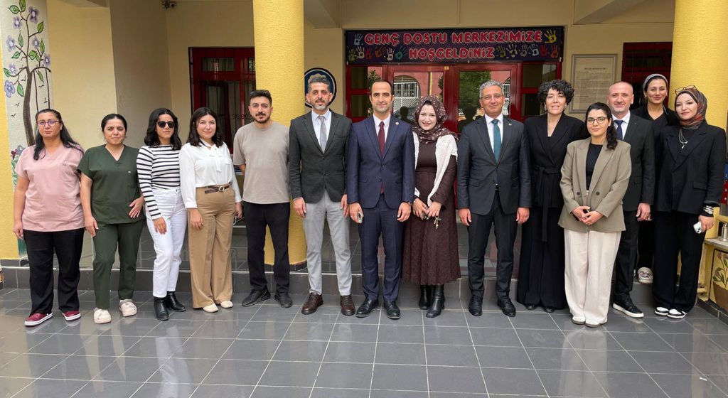 Çocuk Hizmetleri Genel Müdürümüz Sayın Hasan Basri Alagöz, #ToroslarİÇES kuruluşumuzu  ziyaret etti.  Çocuklarımız ve çalışma arkadaşlarımızla bir araya gelen Sayın Genel Müdürümüz, kuruluşumuzda yürütülen çalışmalar hakkında bilgi alarak sunulan hizmetlere ilişkin değerlendirmelerde bulundu.  Sayın Genel Müdürümüze ziyaretleri ve destekleri dolayısıyla teşekkür ediyoruz.