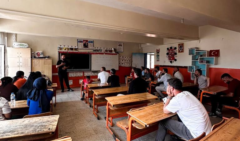 Çukurca’da Velilere Yönelik "Okul ve Aile" Semineri Düzenlendi