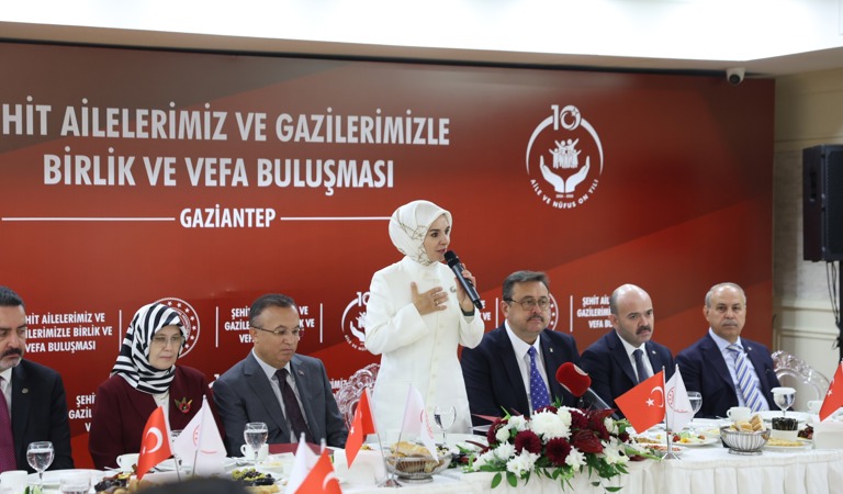Bakan Göktaş, Gaziantep'te şehit aileleri ve gazilerle vefa buluşmasında bir araya geldi: