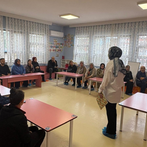 Kartepe’de Velilere Aile İçi İletişim ve Kadına Yönelik Şiddetle Mücadele Eğitimi Verildi - fotoğraf 2