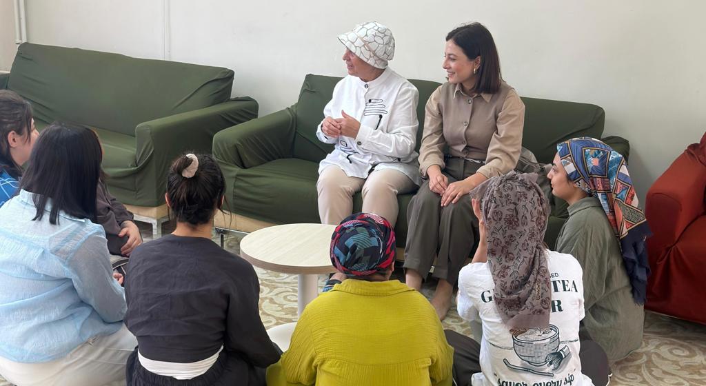 Şube Müdürümüz Sayın Hasret ÖZ ve hayırseverimiz Mediha KUŞDEMİR ile birlikte çocuk kuruluşumuzda kışlık yiyecek hazırlığı gerçekleştirildi.