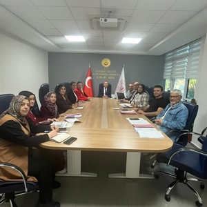 İl Müdürlüğümüz toplantı salonunda İl Müdürümüz Mustafa ÇAKIR başkanlığında İl Müdür Yardımcımız Eylem ÇAVDAR, İl Müdür Yardımcımız Eray PAŞABEYOĞLU, şube müdürlerimiz ve  ilgili birim sorumluları ile; - fotoğraf 5