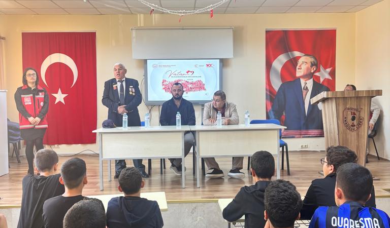 #AnamurSHM tarafından Vatan ve Kahramanlık Buluşmaları Projesi kapsamında Bozyazı Anadolu Lisesine gidilmiştir. Milletimizin birliği ve ülkemiz için cesaret ve fedakarlık gösteren kahraman Gazilerimiz hayat hikayelerini ve yaşadıkları tecrübelerini paylaşarak öğrencilere vatan sevgisi ve bayrak bilinci oluşturulmuştur
