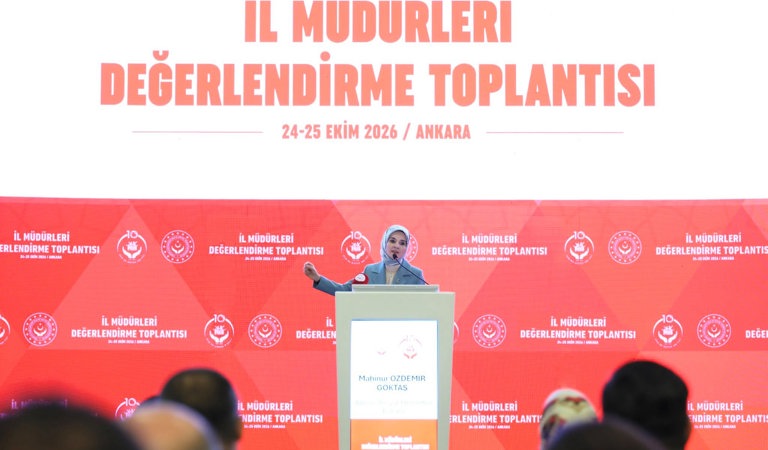 81 İl Müdürümüzün katılımıyla, mevcut faaliyetlerimizi ve önümüzdeki döneme ilişkin hedeflerimizi değerlendireceğimiz İl Müdürleri Değerlendirme Toplantımızın Açılış Programı’nı gerçekleştirdik.  Amacımız attığımız her adımda gönüllere dokunmak, milletimizi devletimizin şefkat eliyle buluşturmak ve kimseyi geride bırakmamaktır.  Kıymetli mesai arkadaşlarımıza özverili çalışmaları için teşekkür ediyor, şimdiden toplantımızın ülkemize ve milletimize hayırlı olmasını diliyorum.