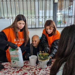 Turgutlu Huzurevinde Çiçek Dikme Etkinliği Gerçekleştirildi - fotoğraf 3