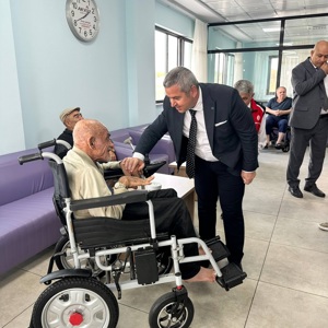 Valimiz Sayın Mehmet Fatih Serdengeçti, 1 Ekim Dünya Yaşlılar Günü vesilesiyle Kadirli Huzurevimizi ziyaret ederek ömürlerini ailelerine, memleketlerine ve milletimize adamış kıymetli büyüklerimizle bir araya geldi. - fotoğraf 7