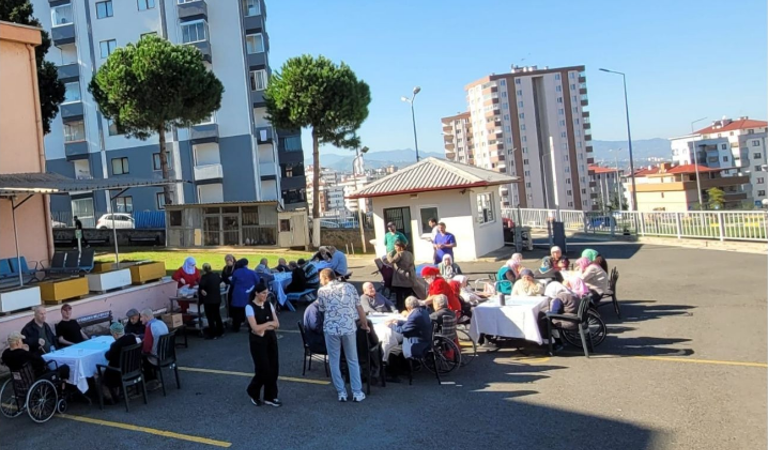 Büyüklerimizle Birlikte Kuruluş Bahçesinde Mangal Etkinliği Düzenlendi.