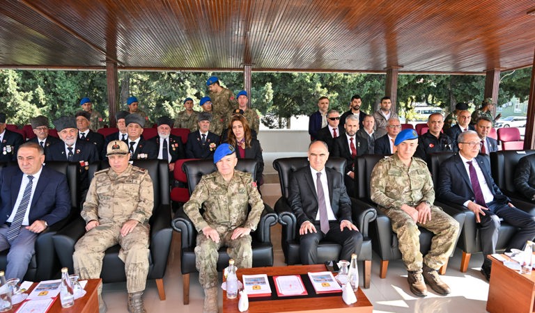 Manisa 8’inci Komando Eğitim Tugay Komutanlığında Sancak Teslim Töreni Gerçekleştirildi