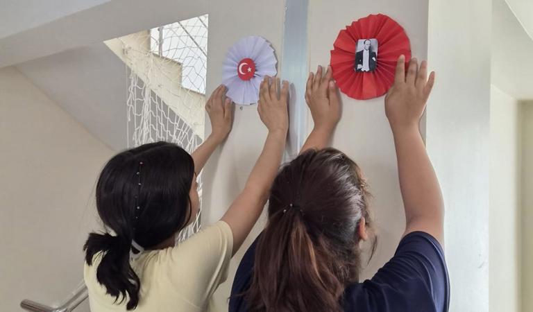 30 Ağustos Zafer Bayramı’nın 104. yıl dönümü dolayısıyla çocuk kuruluşlarımızda bayramın coşkusunu yansıtan süslemeler yapıldı.