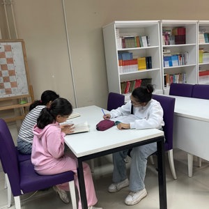 Koruma ve Bakım Altındaki Çocuklarımız Kütüphane Ziyaretiyle Kitapların Dünyasını Keşfetti - fotoğraf 1