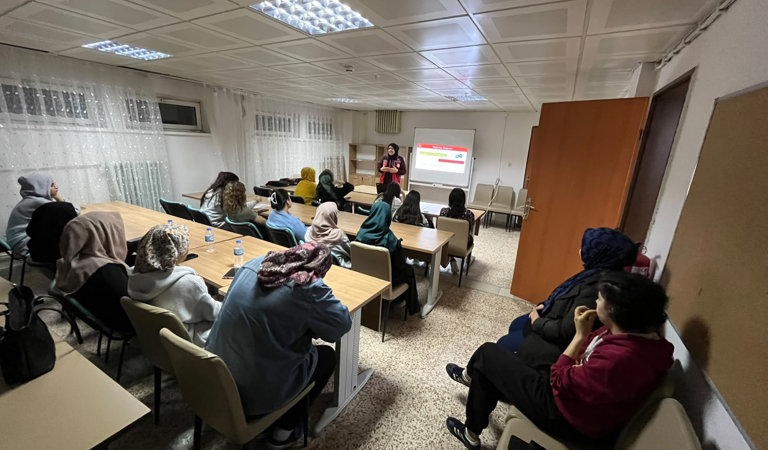 KIZ ÖĞRENCİLERİNE KADINA YÖNELİK ŞİDDETLE MÜCADELE EĞİTİMİ