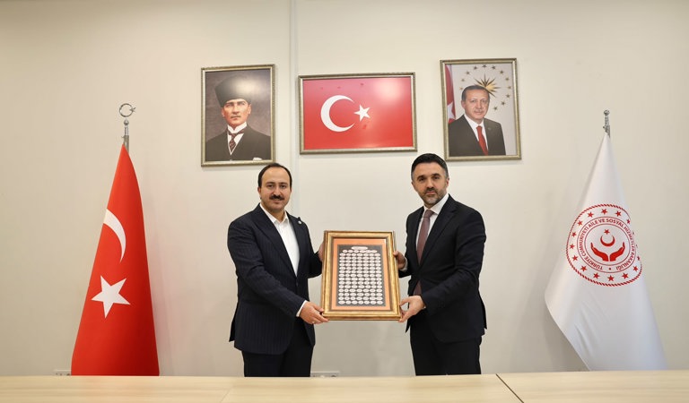 İl Müdürümüz Sn. Ömer Turan, Hayrat İnsani Yardım Derneği Başkan Yardımcısı Sn. İbrahim Haggı Yıldırım ve Beraberindeki Yönetim Kurulu Üyeleriyle Bir Araya Geldi