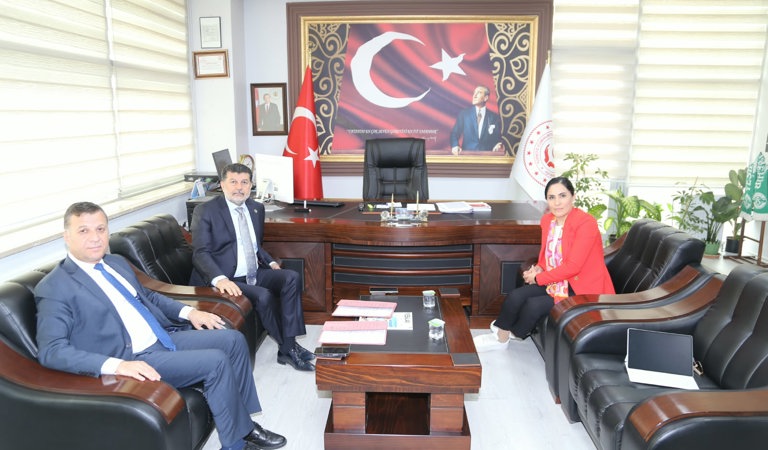 Çocuk Hizmetleri Genel Müdür Yardımcımız Sayın Şeyfi Bozçelik ve kıymetli eşi Dr. Öğr. Üyesi Emine Ebru Bozçelik, İl Müdürlüğümüzü ziyaret ederek İl Müdürümüz Abdurrahman Bilgiç’e yeni görevinin hayırlı olması temennisinde bulundular.