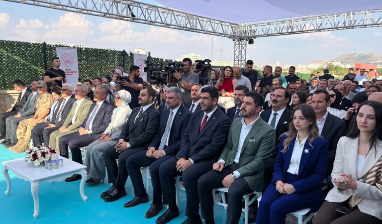 Havalimanında karşılanan Sayın Bakanımız, Valiliğe teşriflerinde Valimiz Sayın Tuncay Akkoyun tarafından karşılandı ve Valilik Şeref Defteri’ni imzaladı. 