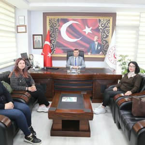 Memleket Haber Portalı Yazı İşleri Müdürü Aynur Bayrak, Editör Burcu Öztürk ve Muhabir Zeliha Karayel, İl Müdürümüz Sayın Abdurrahman Bilgiç’e hayırlı olsun ziyaretinde bulundular. - fotoğraf 1