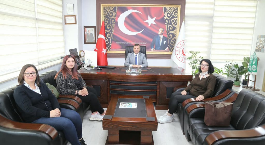 Memleket Haber Portalı Yazı İşleri Müdürü Aynur Bayrak, Editör Burcu Öztürk ve Muhabir Zeliha Karayel, İl Müdürümüz Sayın Abdurrahman Bilgiç’e hayırlı olsun ziyaretinde bulundular.