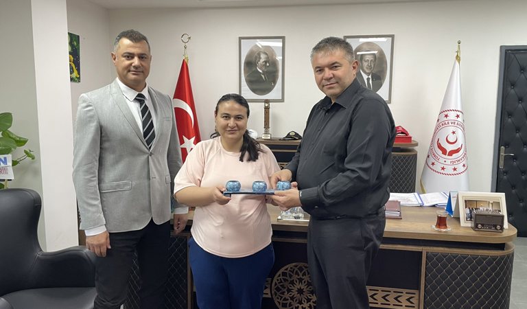 Nihat Sözmen Engelli Bakım ve Rehabilitasyon Merkezimizden hizmet alan özel bireylerimiz, İl Müdürümüz Sayın Tolga Nacar’ı ziyaret etti.  Samimi bir ortamda gerçekleşen ziyarette, keyifli bir sohbet eşliğinde güzel anlar paylaşıldı. Özel bireylerimizin içten gülümsemeleri ve mutlulukları, buluşmaya ayrı bir anlam kattı