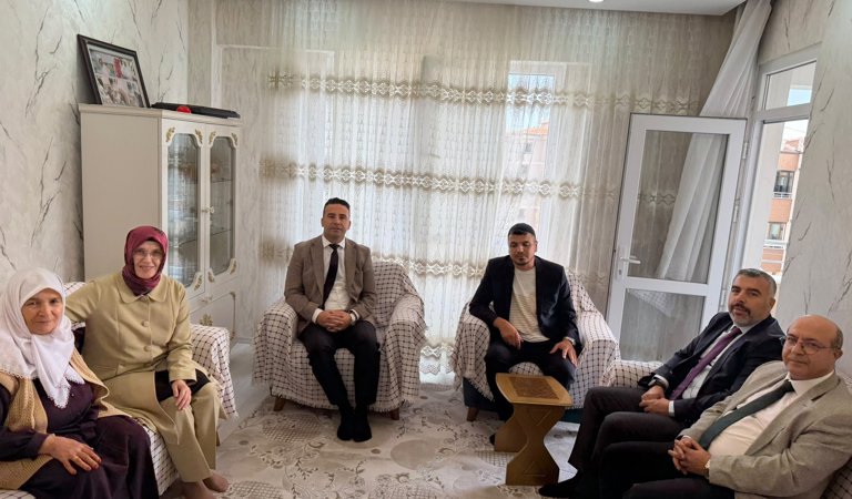 Valimiz Sayın Kemal Çeber’in Eşi Sayın Neslihan Çeber ve İl Müdürümüz Sayın Umut Zeybek’ten Şehit Öğretmenimiz Mehmet Gezer’in Ailesine Ziyaret