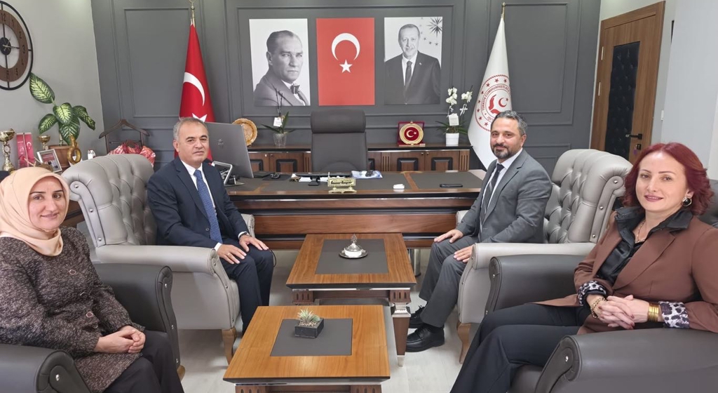 Burdur Aile ve Sosyal Hizmetler İl Müdürü Mustafa ÇAKIR, İl Müdürümüz Mahmut SELÇUK’u makamında ziyaret etti.
