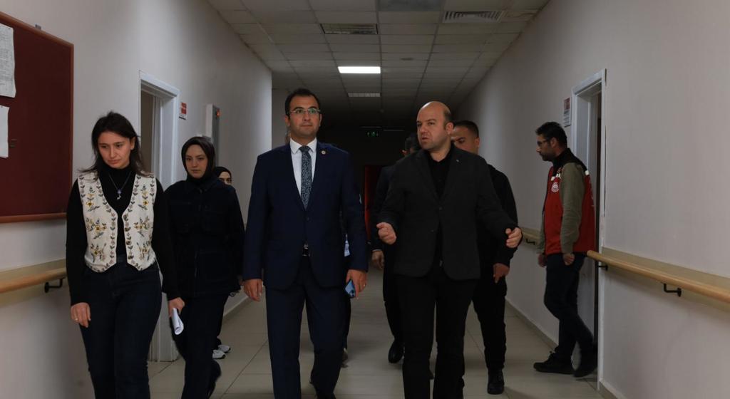 Refahiye Kaymakamımız Sayın Mehmet Furkan Taşkıran İl Müdürümüz Sayın Abdulhalim Ünalan, Refahiye Huzurevini ziyaret ederek kuruluşta yürütülen tadilat çalışmalarını yerinde inceledi ve çalışmaların mevcut durumu hakkında bilgi aldı.
