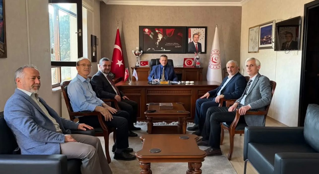 İlim Yayma Cemiyeti Karabük Şube Başkanı İsmail Kökcü ve beraberindeki yönetim kurulu üyeleri, İl Müdürümüz Sayın Sami ÇİFT’i makamında ziyaret etti.